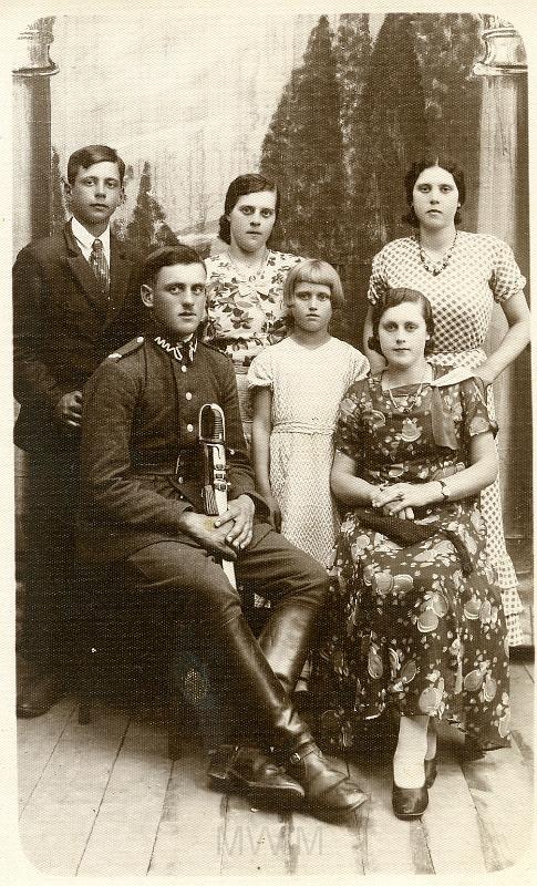 KKE 3486.jpg - Rodzina Urbanowiczów z Lipnik. Od lewej siedzący : pierwszy Zygmunt Urbanowicz, trzecia Aniela, od lewej: druga Janka, trzecia Zofia, Lipniki, 1936 r.